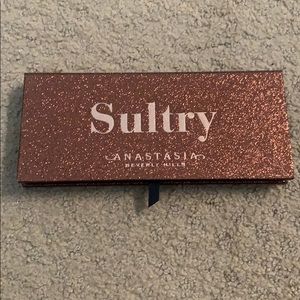 Gently Used Anastasia Beverly Hills Sultry Palette